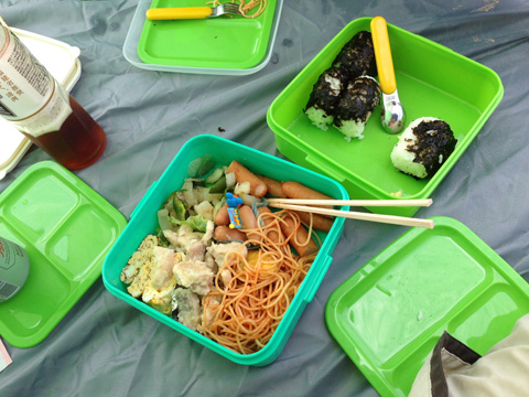 ビーチで弁当
