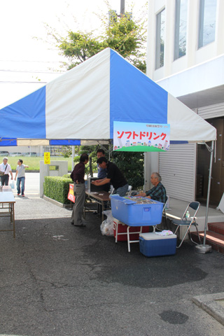 印刷団地祭りのソフトドリンクコーナー