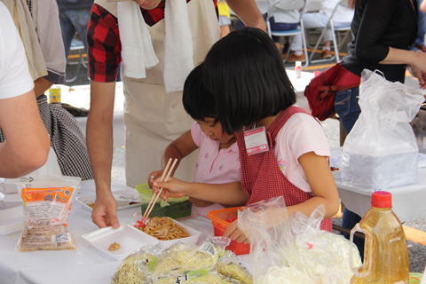 印刷団地祭り屋台　やきそばのお手伝い