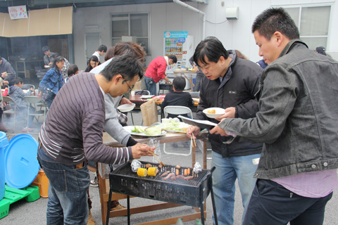 美味しいバーベキューに群がるおとこたち