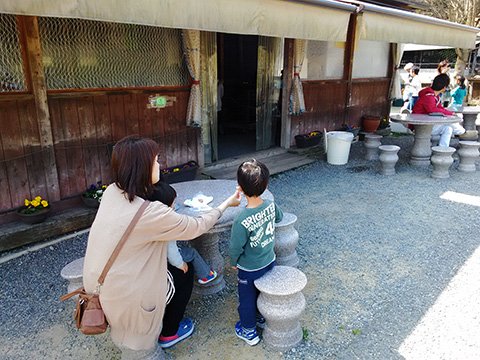 ジェラートなどは椅子やテーブルで食べられます