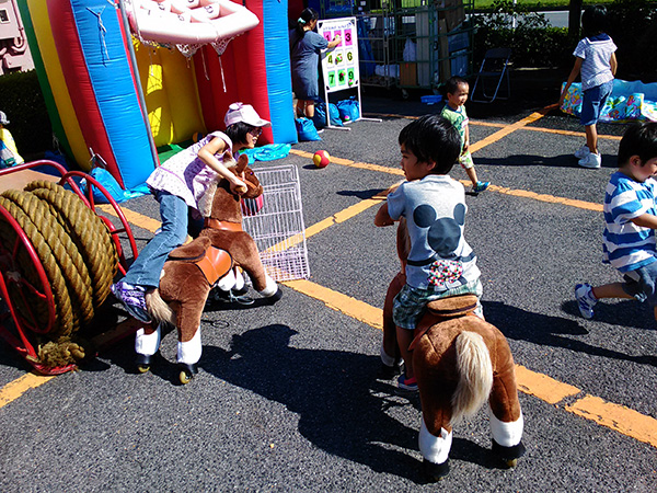 馬に乗る子供たち