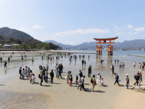 03清盛神社祭の日の鳥居前